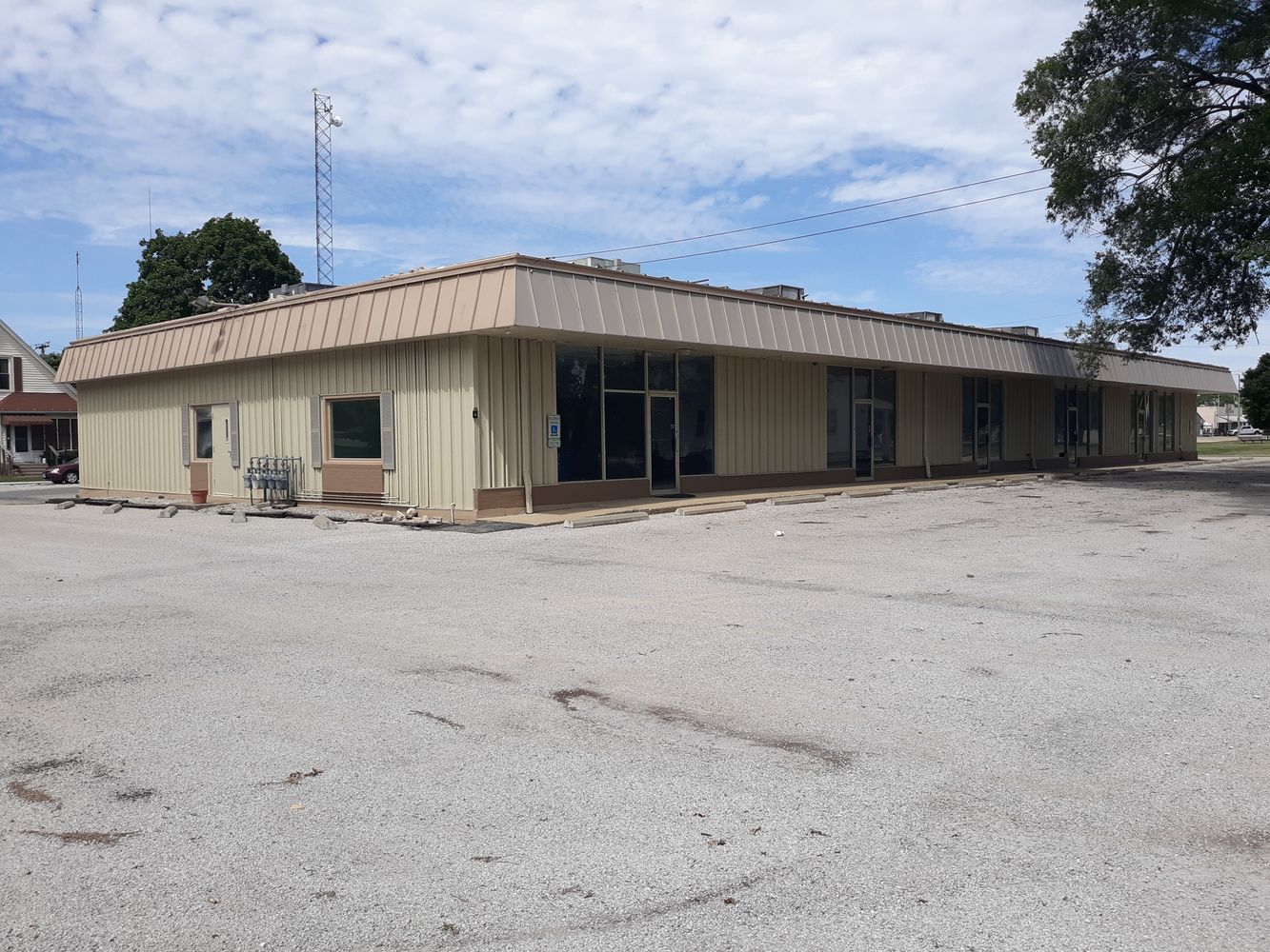 Multi-Unit Freestanding Building: 151 N Market St, Chatham, IL 62629